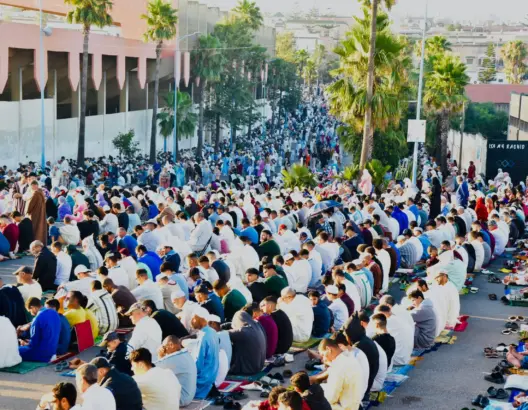 ملايين المغاربة يؤدون صلاة عيد الأضحى ويشرعون في نحر أضاحيهم (صور وفيديوهات)
