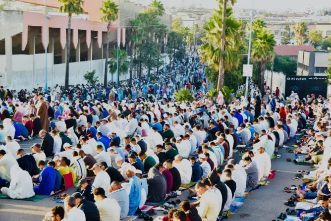 ملايين المغاربة يؤدون صلاة عيد الأضحى ويشرعون في نحر أضاحيهم (صور وفيديوهات)