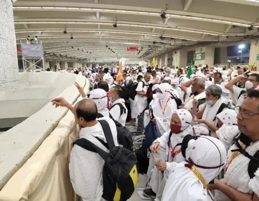 المتعجلون من الحجاج يرمون الجمرات ويتوجهون لطواف الوداع