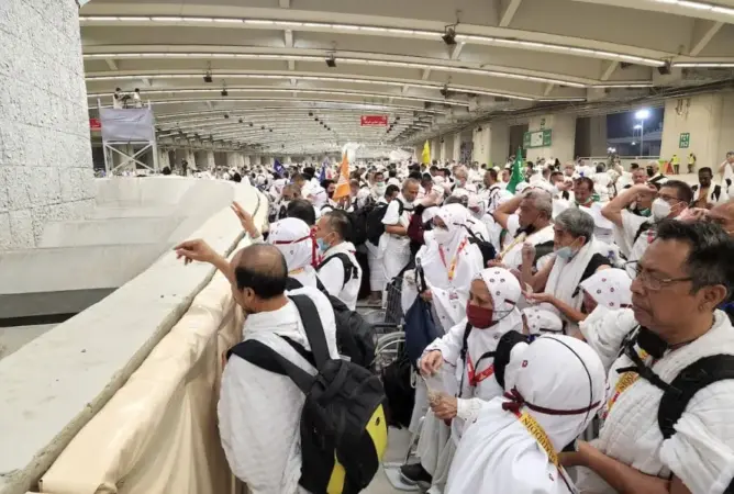 المتعجلون من الحجاج يرمون الجمرات ويتوجهون لطواف الوداع