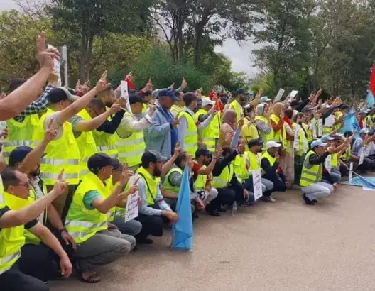 مستخدمو “الطرق السيارة” بتازة يحتجون ضد تنصل الإدارة من التزاماتها