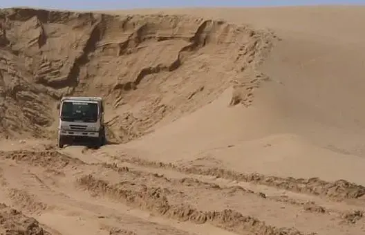 البرلمان يوصي بتضييق الخناق على “عصابات إجرامية” متخصصة في سرقة الرمال