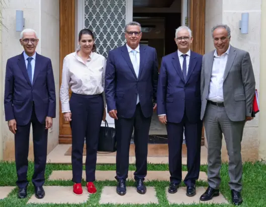 أحزاب الأغلبية تتوحد في مواجهة الأزمات وتشيد بـ”تميز” التدبير الحكومي