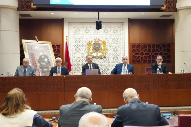 الحكومة تُطلع البرلمان على خطة إصلاح قانون تنظيم المالية قبل عرضها أمام الملك