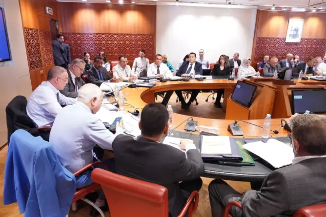 لقجع يتسلح بالأرقام للدفاع عن نجاح حكومة أخنوش في تنفيذ التزامات أول قانون مالية