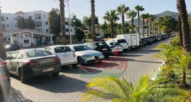 مواقف سيارات بـ”لاكاسيا” تثير الجدل بمرتيل.. وتساؤلات حول الجهة المستفيدة من المداخيل