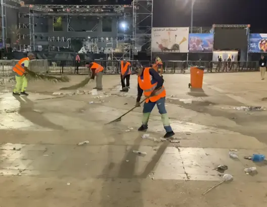 عمال النظافة.. جنود مجهولون في مهرجان تيميتار