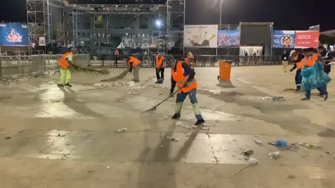 عمال النظافة.. جنود مجهولون في مهرجان تيميتار