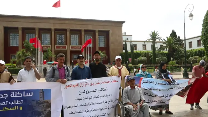 منكوبو الزلزال ينتفضون أمام البرلمان ضد “كذب مسؤولين” ويناشدون الملك لإنقاذهم من التشرد