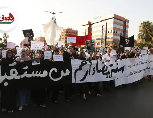 طلبة الطب يرتدون الأسود في "مسيرة غضب" بمراكش ويحذرون من "مستقبل أسود"