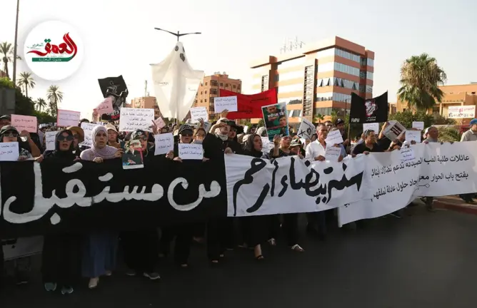 طلبة الطب يرتدون الأسود في "مسيرة غضب" بمراكش ويحذرون من "مستقبل أسود"