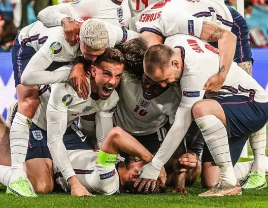الأسود الثلاثة تحطم الطواحين الهولندية وتضرب موعدا مع إسبانيا في نهائي اليورو