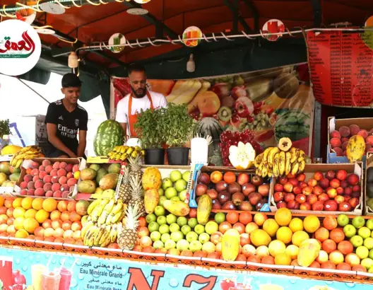 مراكش .. ارتفاع درجات الحرارة يزيد الإقبال على محلات العصائر بجامع الفنا