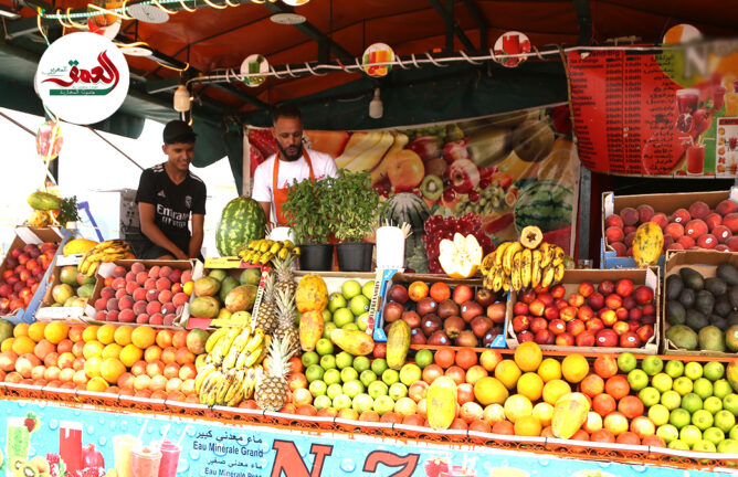 مراكش .. ارتفاع درجات الحرارة يزيد الإقبال على محلات العصائر بجامع الفنا