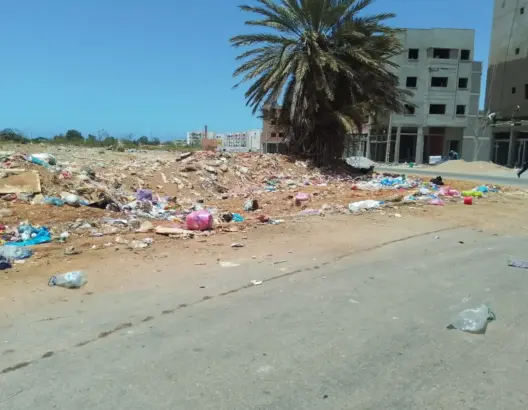 الأزبال تحول أحياء بمدينة الزهور إلى مطارح للنفايات