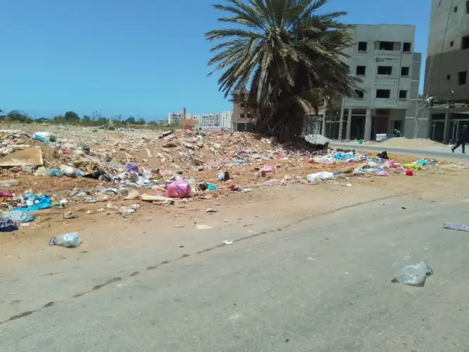 الأزبال تحول أحياء بمدينة الزهور إلى مطارح للنفايات