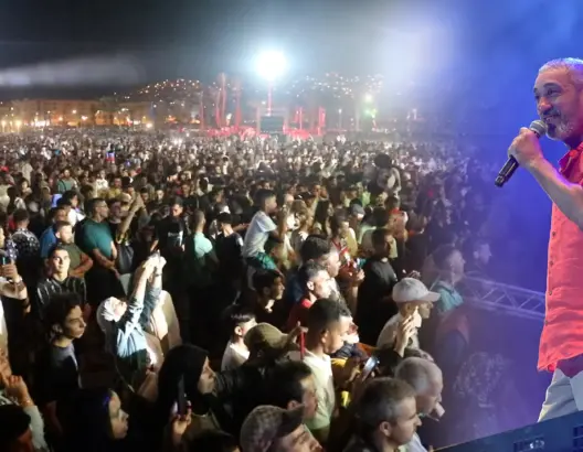 الصنهاجي يفتتح أولى سهرات مهرجان شواطئ لاتصالات المغرب بالمضيق