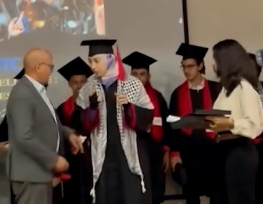 شهدت المدرسة العليا للتكنولوجيا بالدار البيضاء أمس السبت حدثا لافتا، تمثل في رفض عميد كلية العلوم، بن امسيك، تكريم طالبة متفوقة خلال حفل توزيع الجوائز، وذلك بدعوى أنها تعبر عن موقف سياسي بارتدائها الكوفية الفلسطينية تضامنا مع الشعب الفلسطيني.
