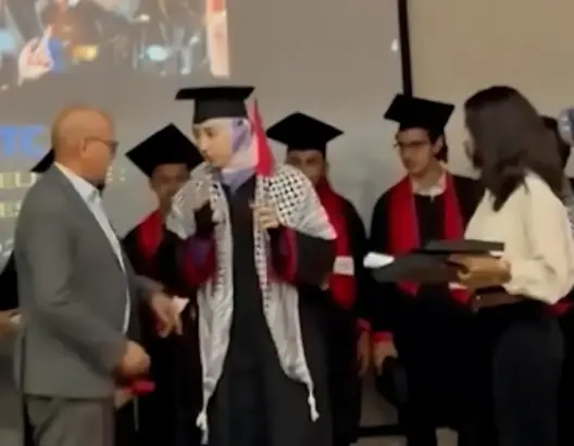 شهدت المدرسة العليا للتكنولوجيا بالدار البيضاء أمس السبت حدثًا لافتا، تمثل في رفض عميد كلية العلوم، بن امسيك، تكريم طالبة متفوقة خلال حفل توزيع الجوائز، وذلك بدعوى أنها تعبر عن موقف سياسي بارتدائها الكوفية الفلسطينية تضامنًا مع الشعب الفلسطيني.