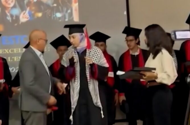 شهدت المدرسة العليا للتكنولوجيا بالدار البيضاء أمس السبت حدثا لافتا، تمثل في رفض عميد كلية العلوم، بن امسيك، تكريم طالبة متفوقة خلال حفل توزيع الجوائز، وذلك بدعوى أنها تعبر عن موقف سياسي بارتدائها الكوفية الفلسطينية تضامنا مع الشعب الفلسطيني.