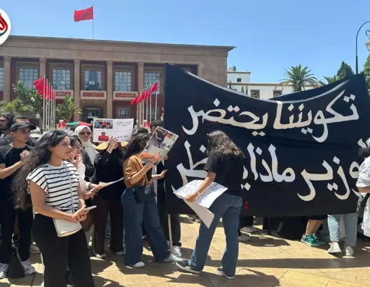 طلبة الطب يغرقون محيط البرلمان والأمن يتدخل