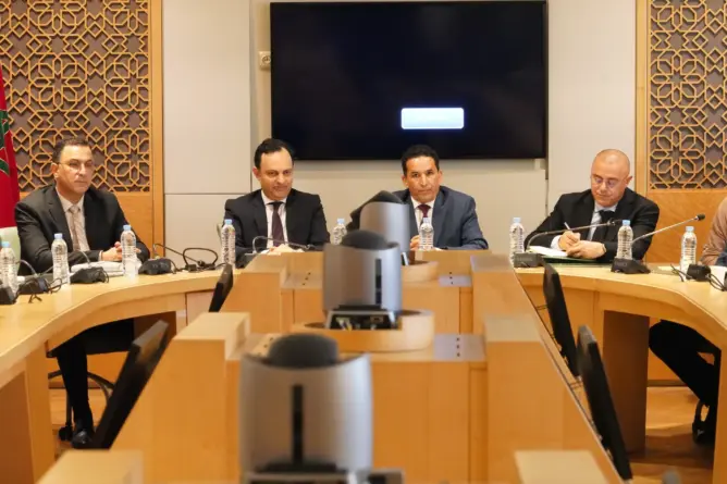 الحكومة تبحث عن “فتوى قانونية” لسحب قانون الإضراب من البرلمان