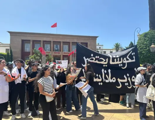 الحكومة تستنكر اتهامها بـ”تخوين” طلبة الطب وتؤكد تفاعلها مع الملف بـ”حسن نية”