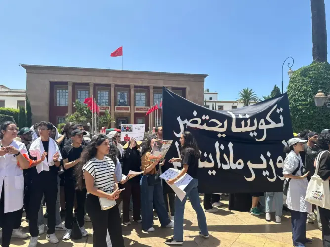 الحكومة تستنكر اتهامها بـ”تخوين” طلبة الطب وتؤكد تفاعلها مع الملف بـ”حسن نية”