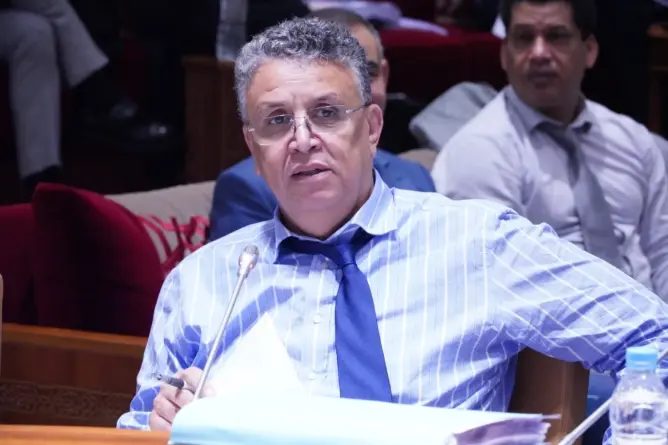 وهبي يتشبث بفتح الدفاع أمام القضاء لغير المحامين وفرق الأغلبية تسحب تعديلها
