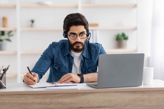 أهم 10 دورات عن بعد في السعودية