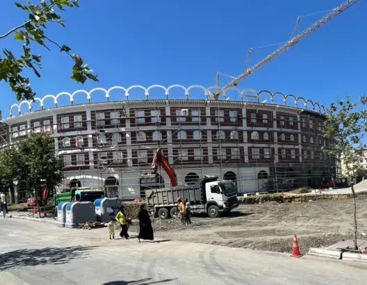 سقوط عرضي ينهي حياة عامل خلال أشغال تأهيل “حلبة الثيران” بطنجة