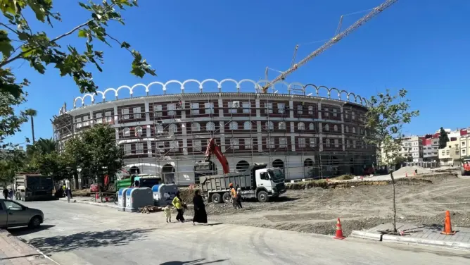 سقوط عرضي ينهي حياة عامل خلال أشغال تأهيل “حلبة الثيران” بطنجة