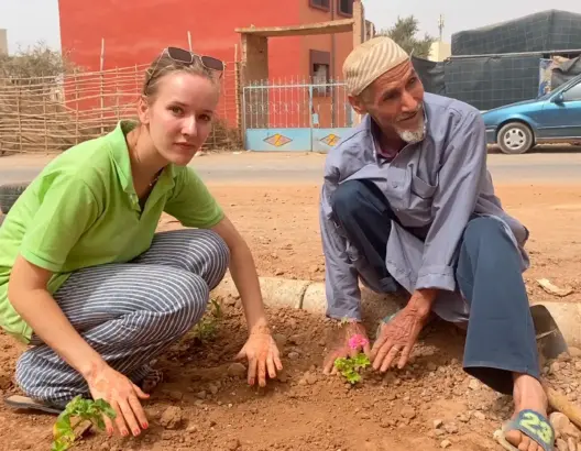 متطوعون مغاربة وأجانب يخلصون هوامش أكادير من النفايات