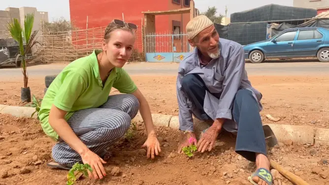 متطوعون مغاربة وأجانب يخلصون هوامش أكادير من النفايات