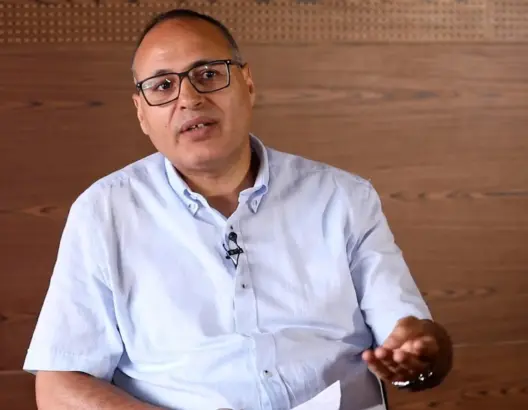 بوز ينبه إلى اتساع الهوة بين المجتمع والحكومة ويقترح وصفة للخروج من رتابة السياسة