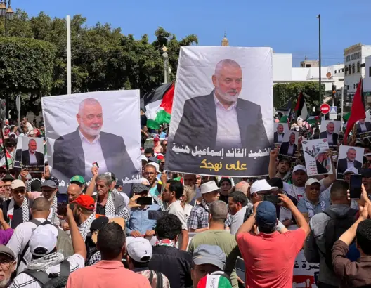 في مسيرة حاشدة بالرباط.. مغاربة يطالبون بإسقاط التطبيع احتجاجا على اغتيال هنية (فيديو)