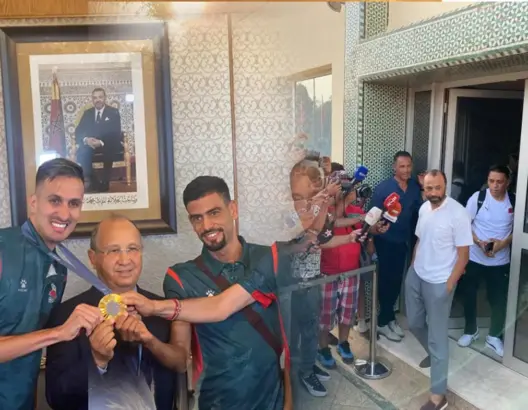 استقبال حافل للمنتخب الأولمبي والبقالي وتندوفت لدى وصولهم للمغرب (فيديو)