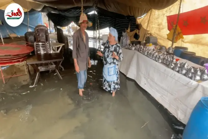 انفجار أنبوب “الواد الحار” يغرق موسم مولاي عبد الله ويكبّد التجار خسائر فادحة (فيديو)