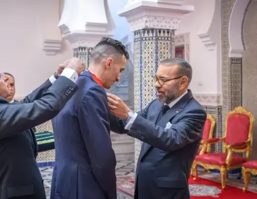الملك يستقبل البطل الأولمبي سفيان البقالي ويوشحه بوسام العرش