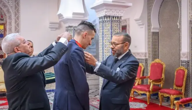 الملك يستقبل البطل الأولمبي سفيان البقالي ويوشحه بوسام العرش