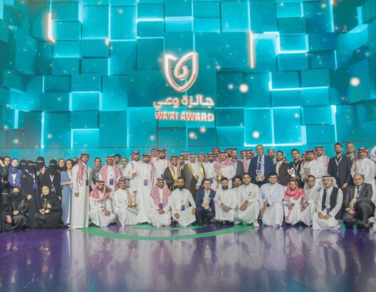 وزيرا الصحة والتعليم في السعودية يكرّمان مواطنة مغربية في "جائزة وعي"