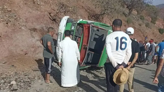 قتيل وجرحى في انقلاب سيارة للنقل المزدوج ضواحي أزيلال