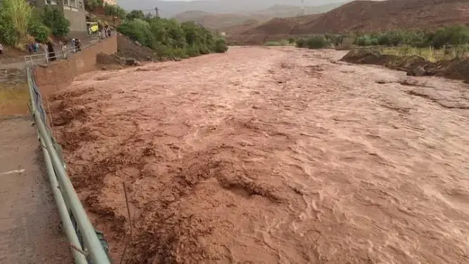 السيول تقطعُ طرقا وطنية وجهوية بدرعة تافيلالت ومطالب ببناء منشآت فنية كبرى