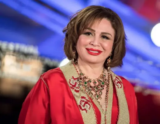 “العمل أولى من الصلاة”.. إلهام شاهين تهاجم مخرجا أوقف التصوير من أجل الصلاة (فيديو)