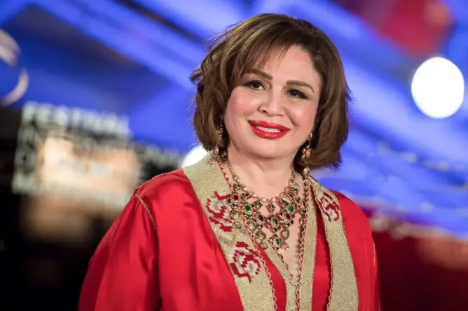 “العمل أولى من الصلاة”.. إلهام شاهين تهاجم مخرجا أوقف التصوير من أجل الصلاة (فيديو)
