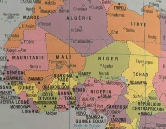 باريس تعتمد خريطة المغرب كاملة داخل الكتب المدرسية