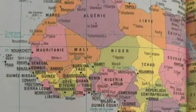 باريس تعتمد خريطة المغرب كاملة داخل الكتب المدرسية
