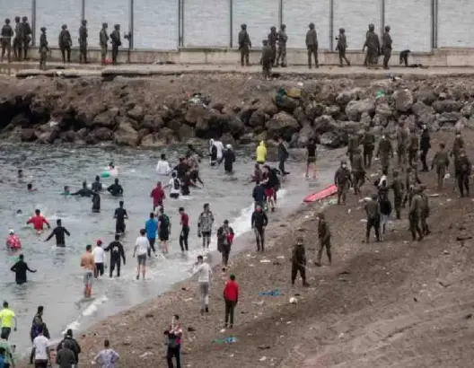 أوقف 800 مهاجر سري في ليلة واحدة.. المغرب يغلق الشواطئ المحاذية لسبتة ويشدد إجراءاته الأمنية