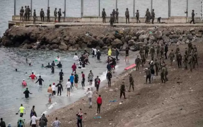 أوقف 800 مهاجر سري في ليلة واحدة.. المغرب يغلق الشواطئ المحاذية لسبتة ويشدد إجراءاته الأمنية