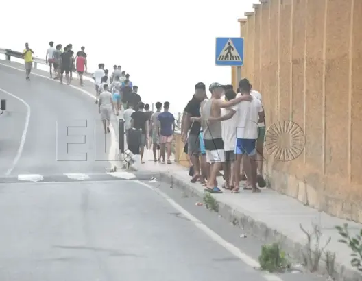 سلطات إسبانيا ترفض استخدام الثكنات العسكرية كملاجئ لإيواء مهاجرين مغاربة